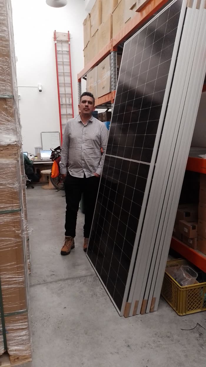 Equipo de Dielec Ingeniería con los paneles solares de un proyecto