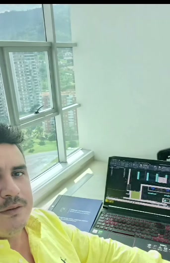 Ingeniero de Dielec elaborando un diseño eléctrico en CAD